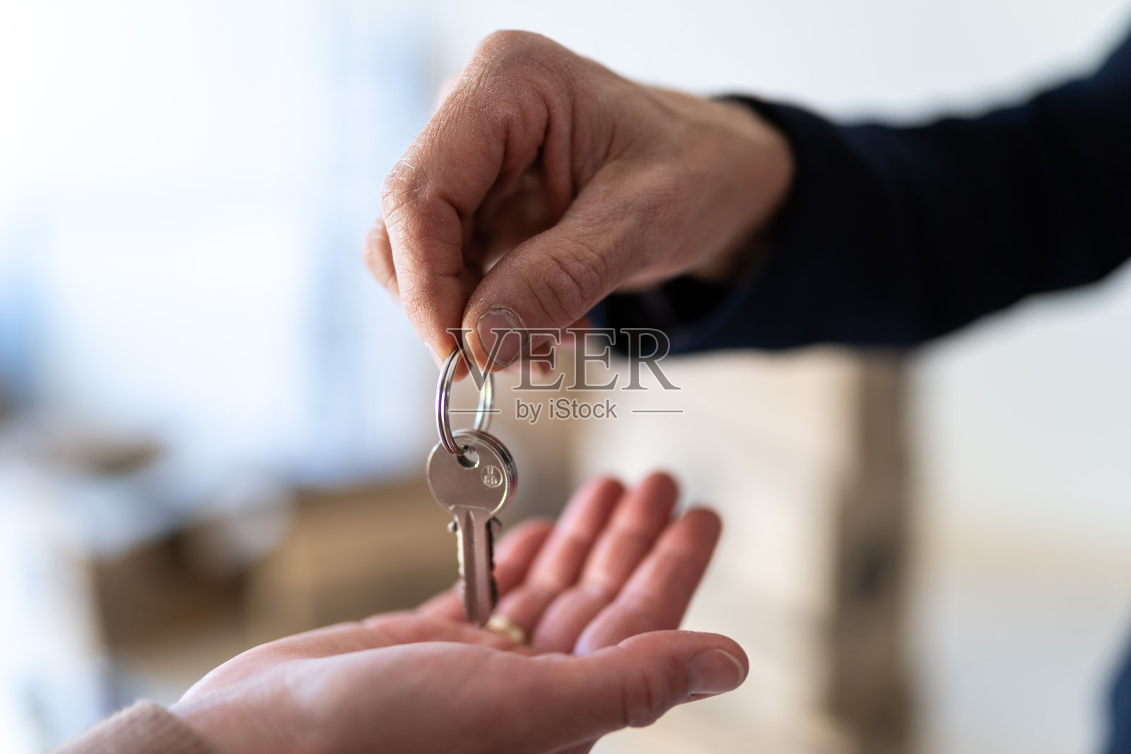 州探员给一位新女士的房子钥匙照片摄影图片