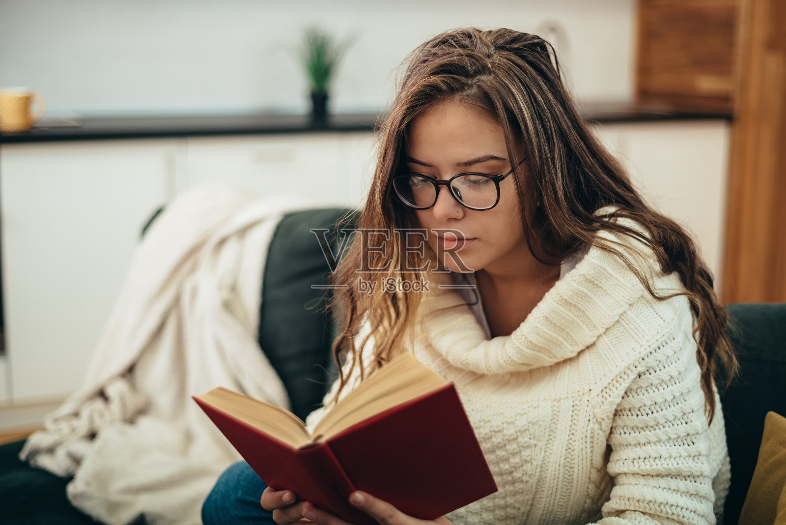 和一本好书独处。照片摄影图片