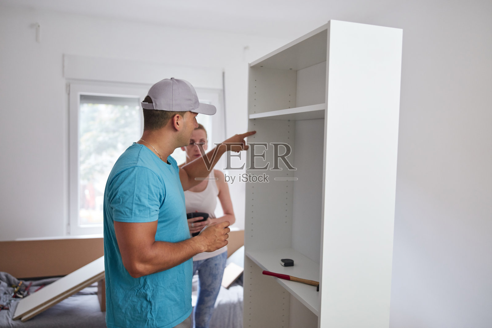 夫妻组装新家具-装修家居理念。照片摄影图片