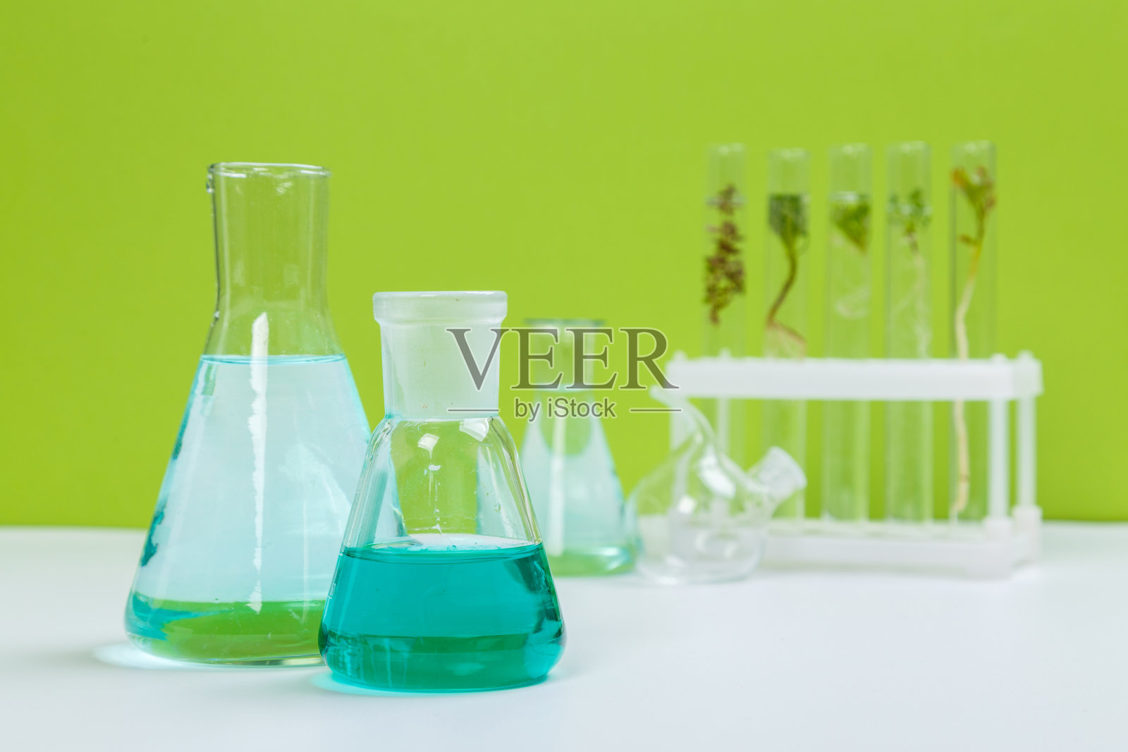 各种实验室玻璃产品和天然成分在化妆品实验室的白色桌上照片摄影图片