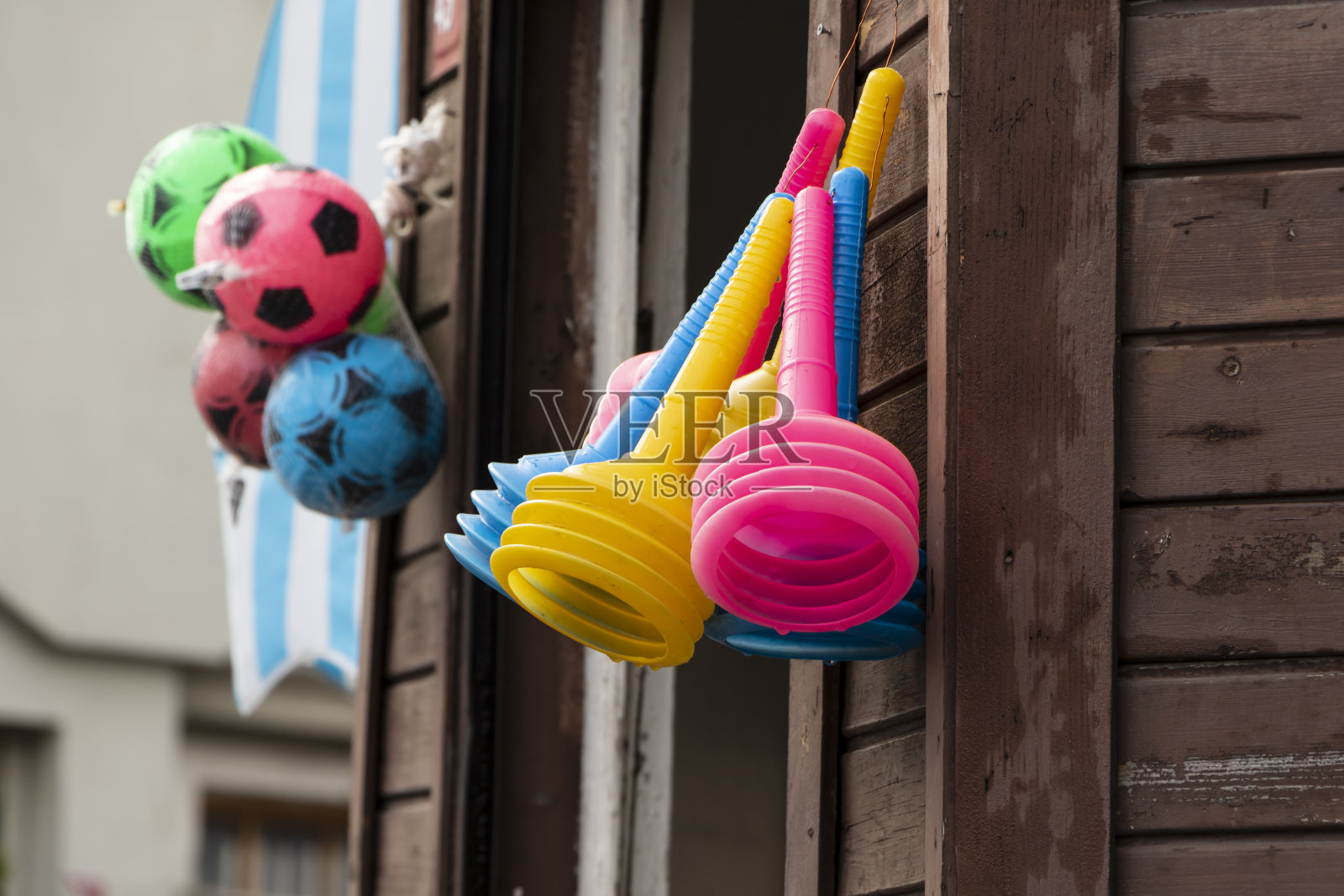 木墙上的厨房水槽清洁剂。厨房浴室水槽柱塞。照片摄影图片