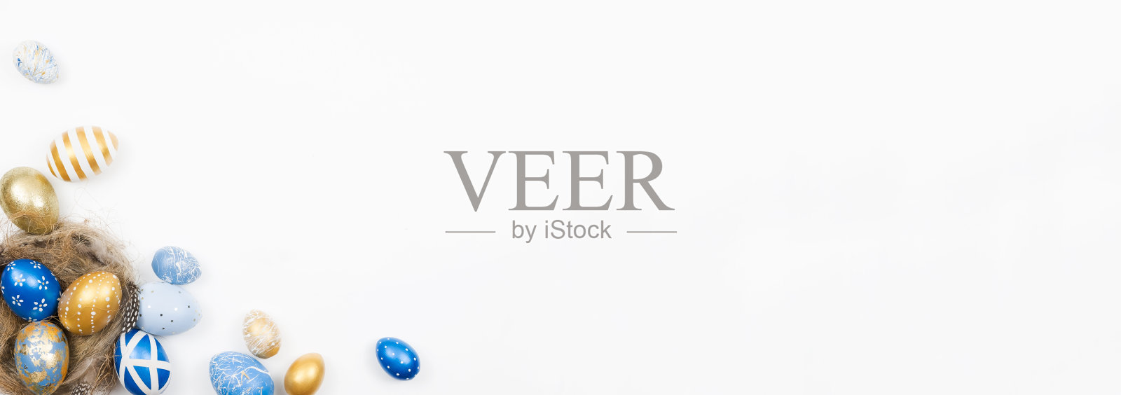 复活节用金蓝色装饰蛋在巢中孤立在白色背景为网旗。最小的复活节的概念。复活节快乐卡片与文本复制空间。顶视图,flatlay照片摄影图片