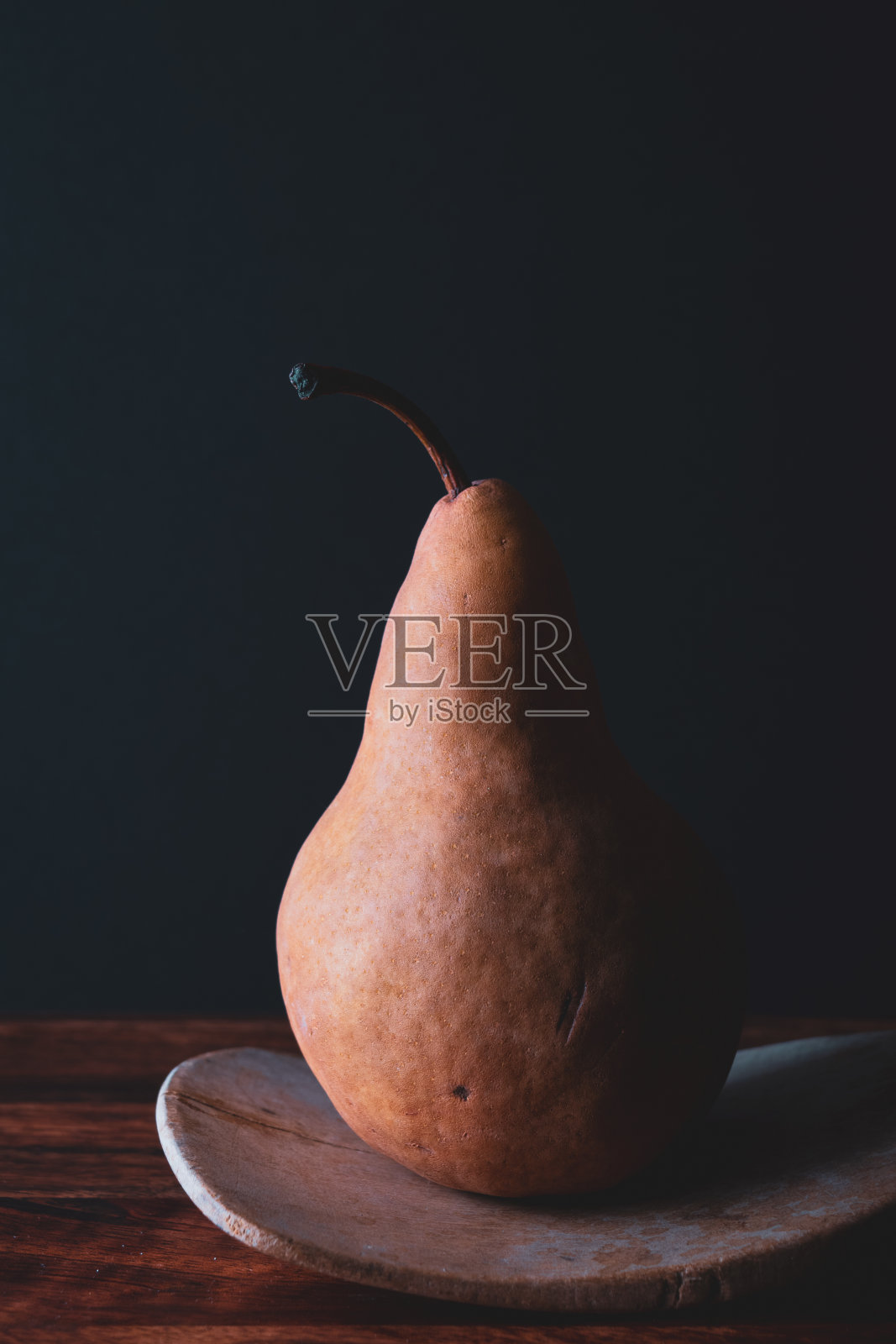 梨子放在木勺架上照片摄影图片