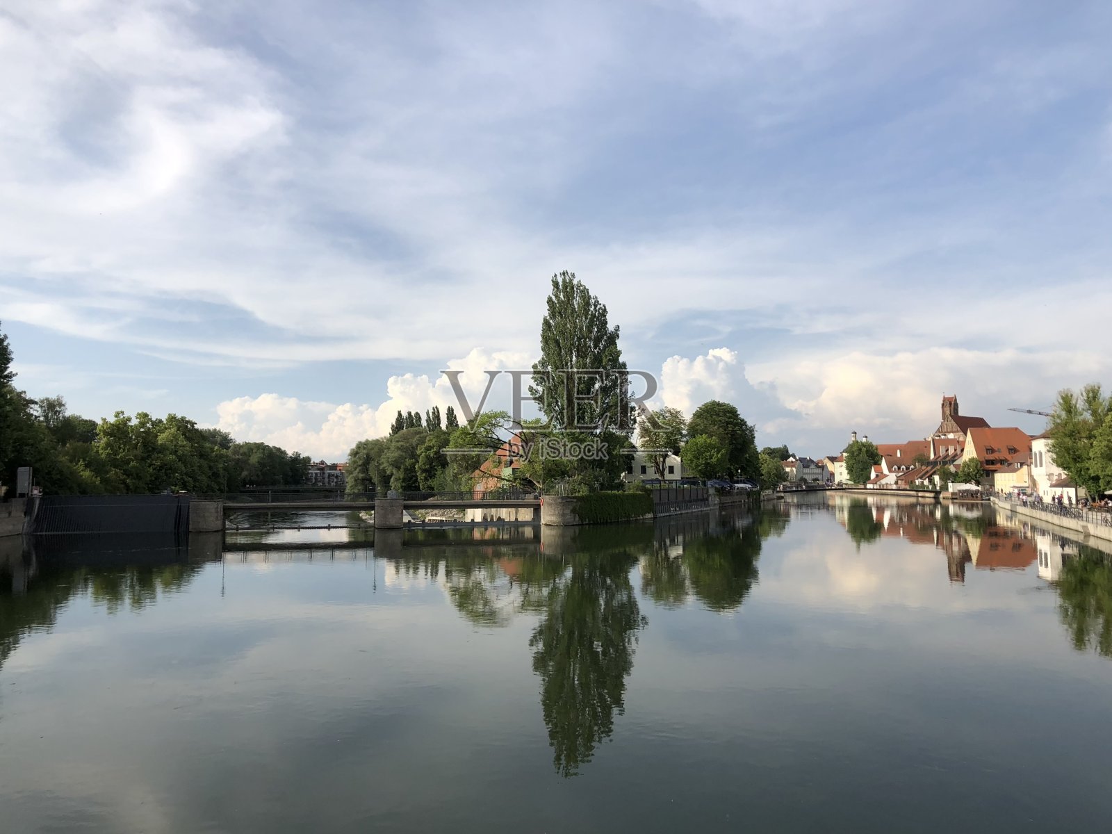 春天在慕尼黑和德根多夫之间的巴伐利亚州的伊萨尔河畔照片摄影图片