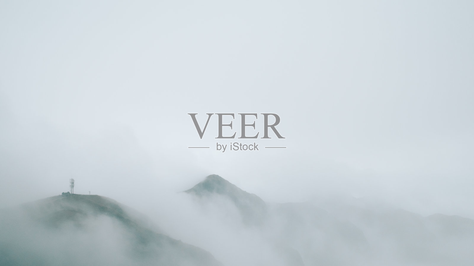 中国江西武功山顶的山脊被雾笼罩照片摄影图片