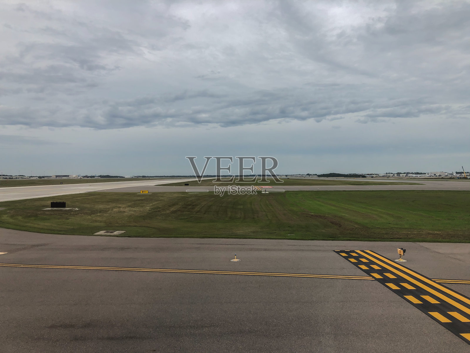 从停机坪飞机内部的地面视图照片摄影图片