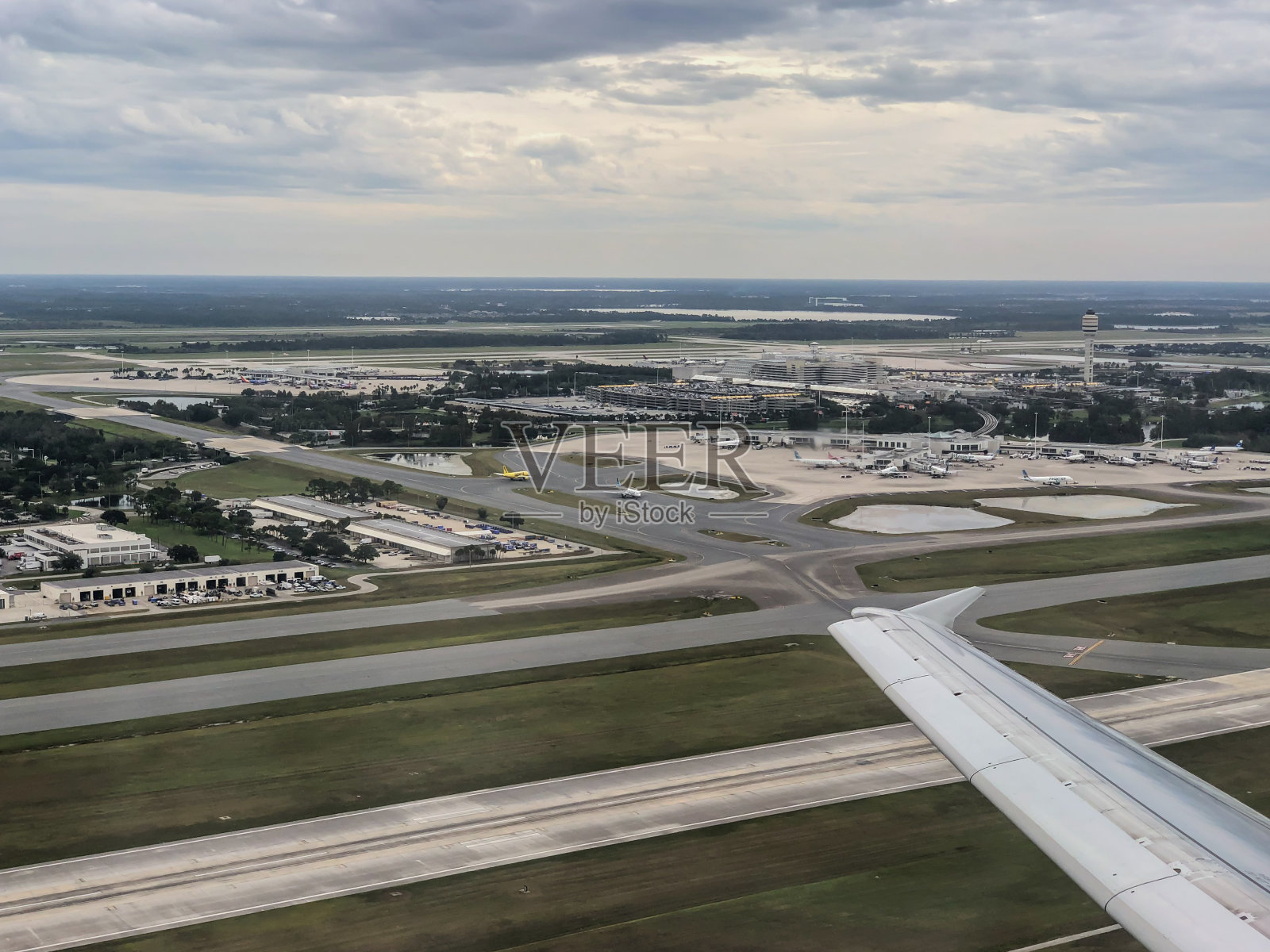 飞行时从飞机内部鸟瞰图照片摄影图片
