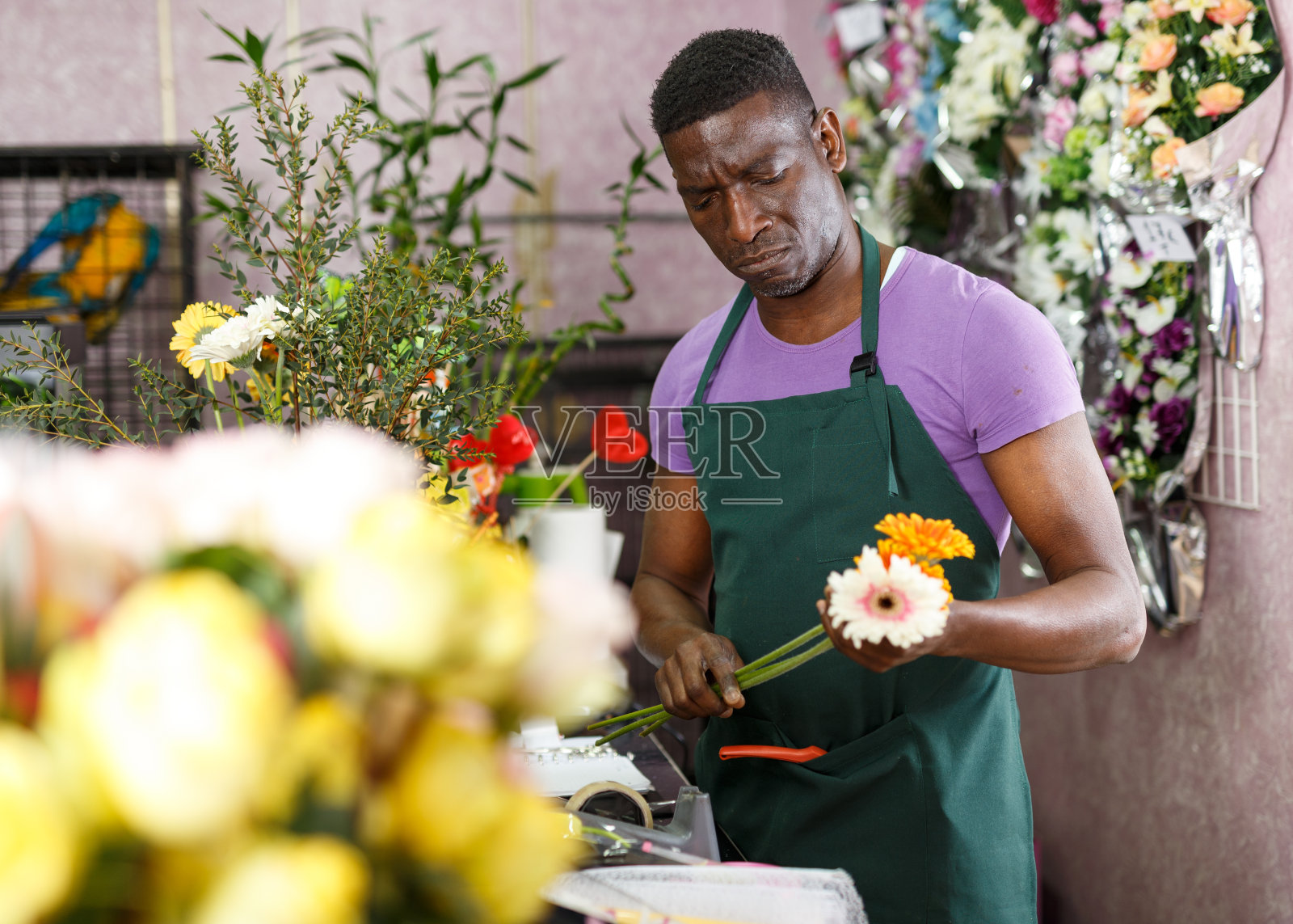 花商用非洲菊制作花束照片摄影图片