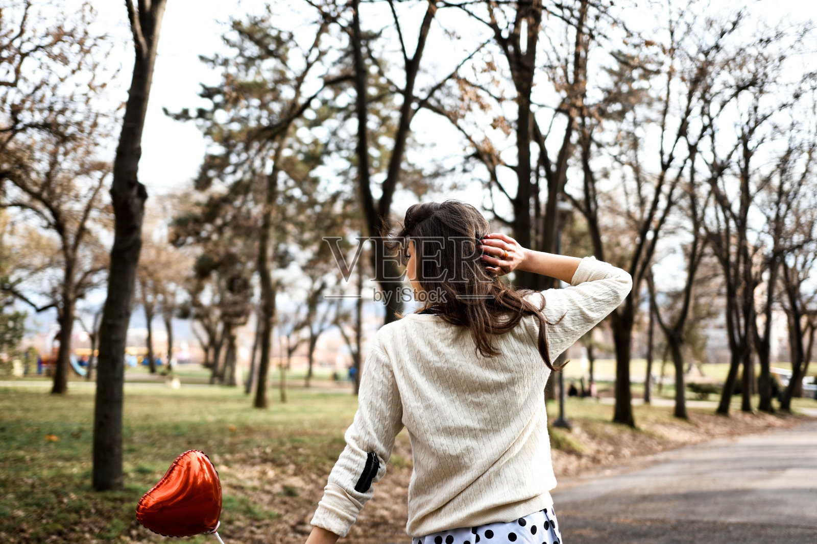 浪漫的年轻女子拿着一个心形的气球照片摄影图片