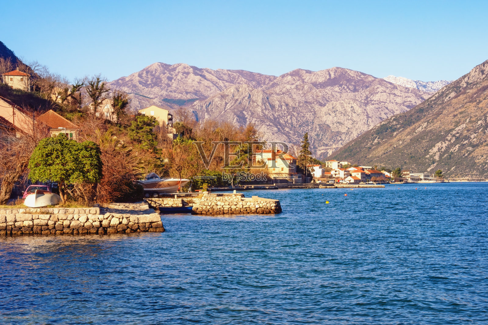 美丽的地中海冬季景观。黑山。Prcanj镇附近的Kotor湾照片摄影图片