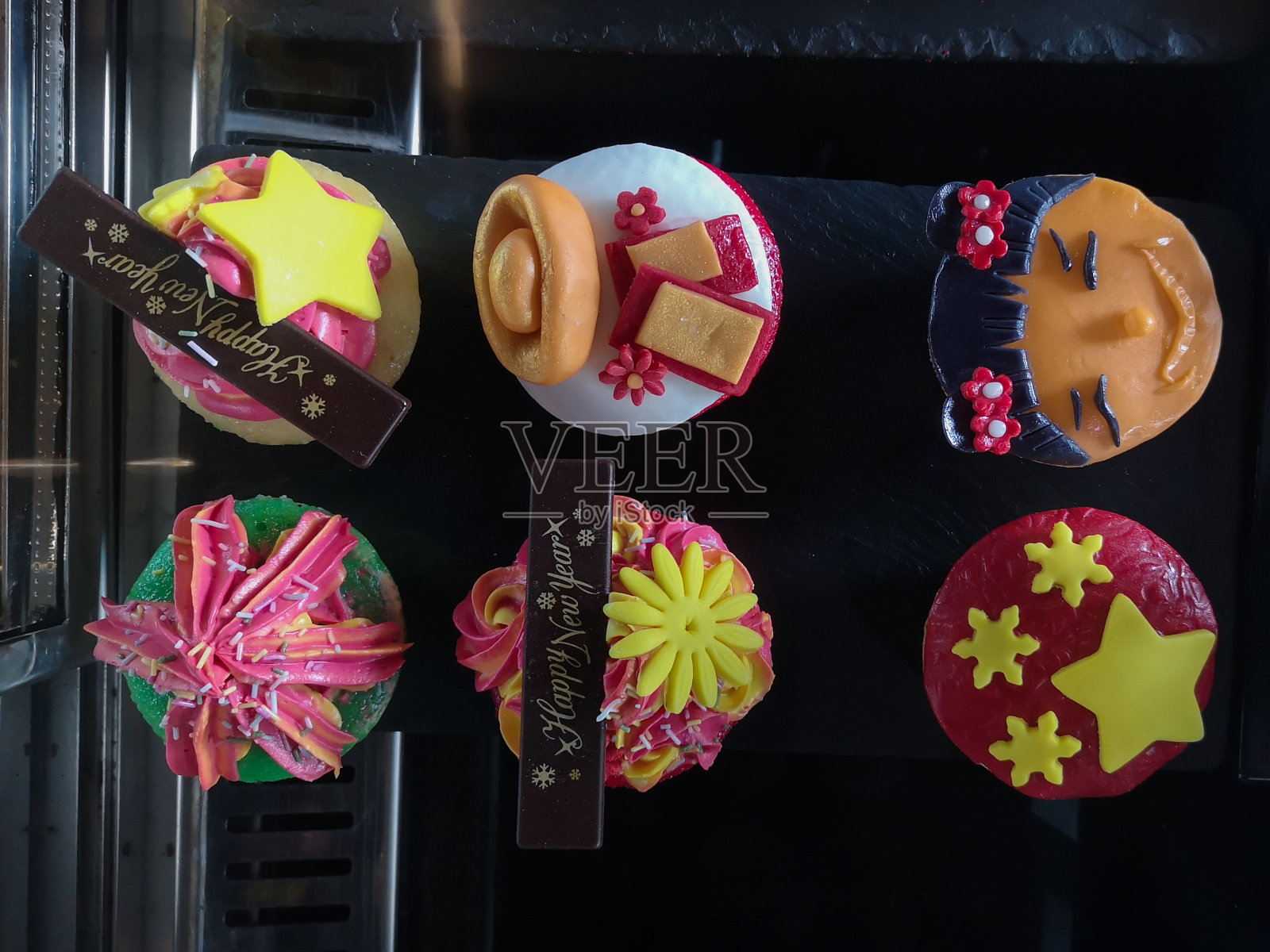 美味的中国新年纸杯蛋糕——彩色奶油装饰照片摄影图片