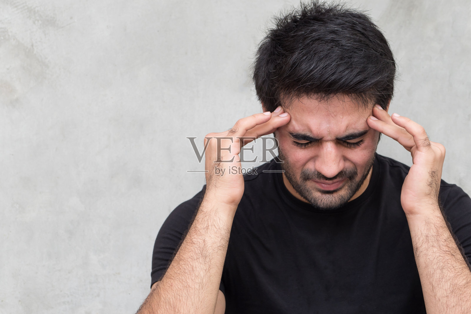 头痛、眩晕、宿醉、偏头痛、有压力的亚洲男人照片摄影图片