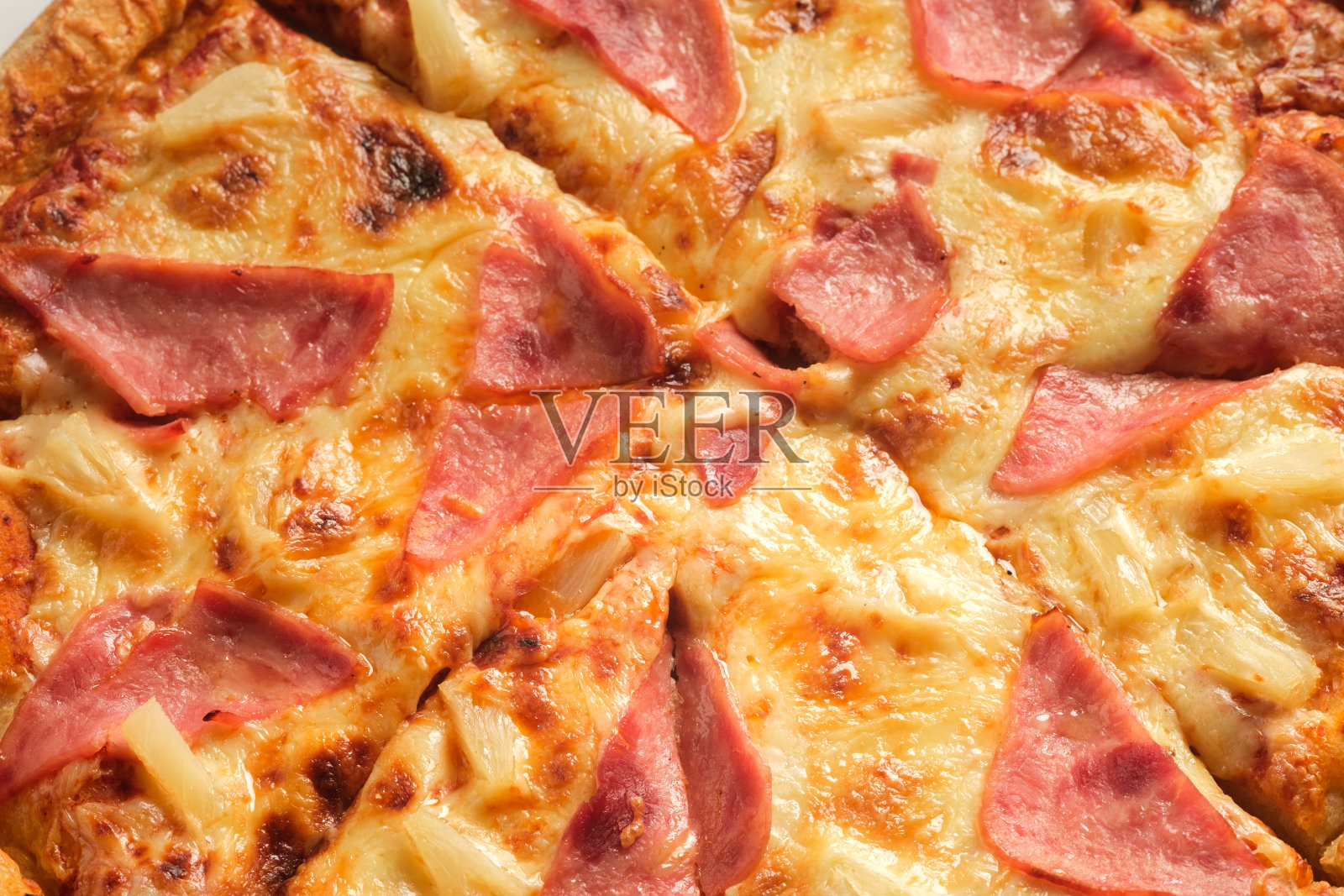 披萨与火腿和奶酪填充特写。意大利食品的概念。开胃的披萨。照片摄影图片