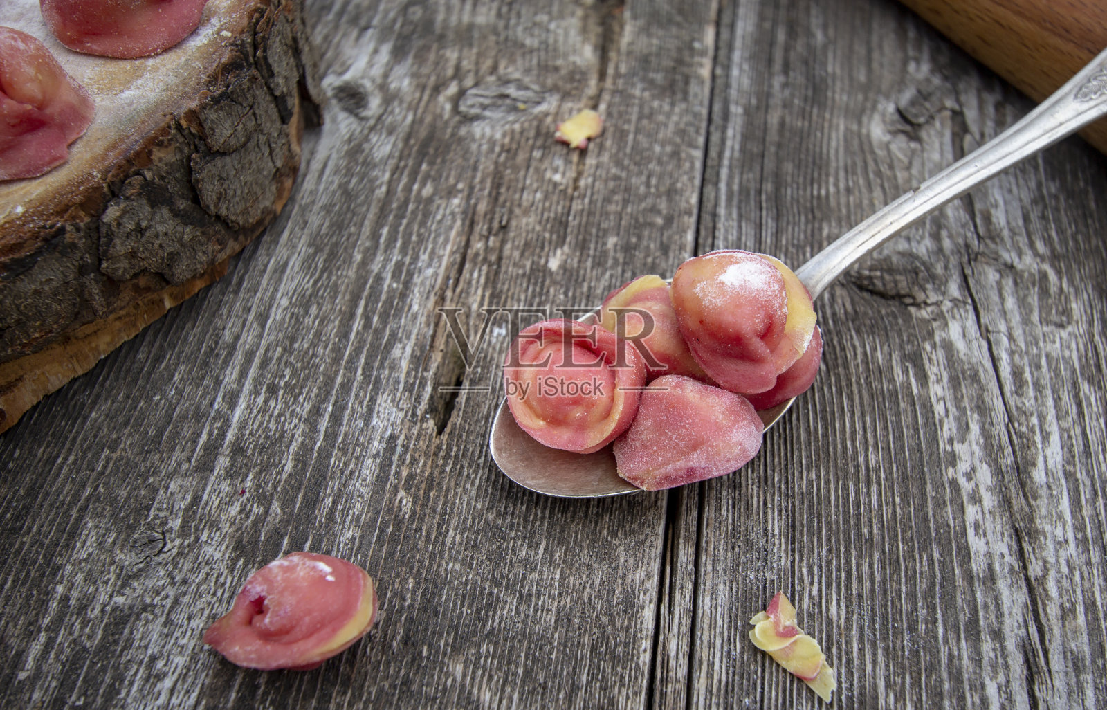 甜菜根粉色面团自制意式饺子照片摄影图片