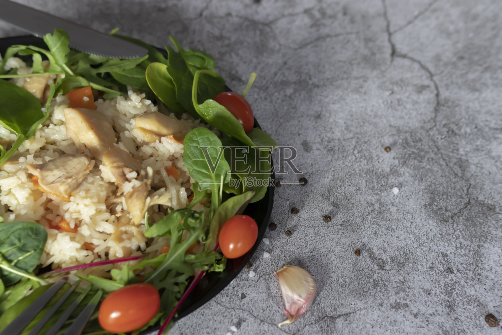 肉饭配蔬菜。照片摄影图片