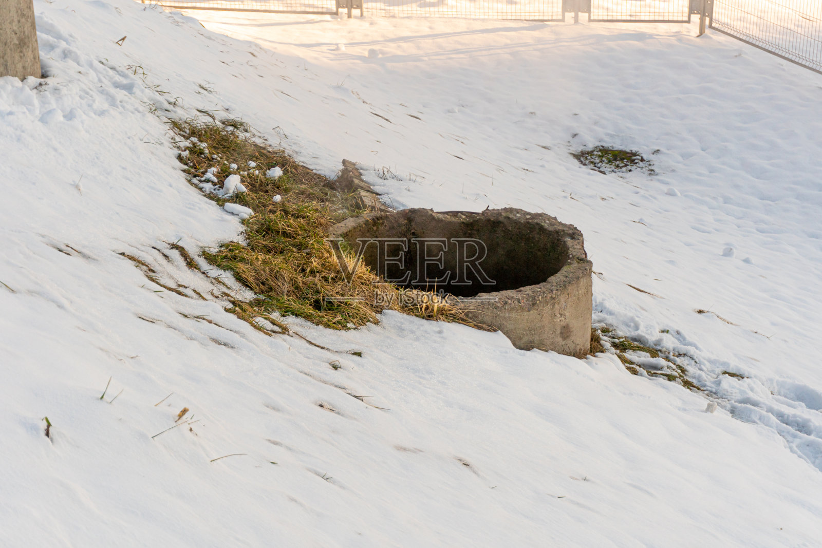 冬天，城市桥附近的下水管冒烟照片摄影图片