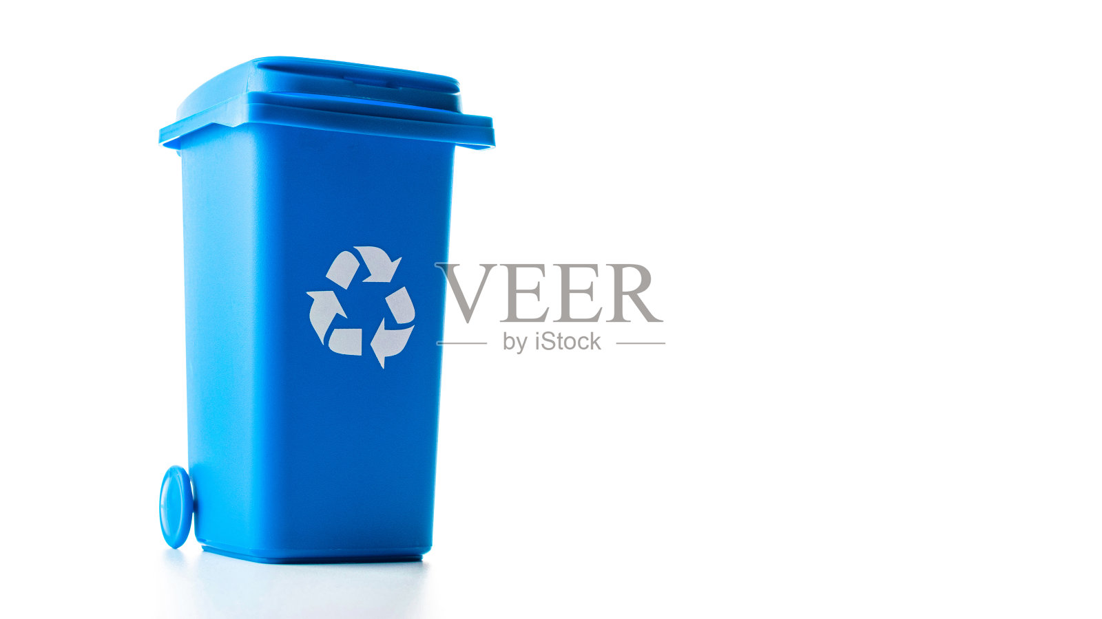 垃圾桶。蓝色垃圾桶用于回收纸垃圾，在白色背景上隔离。废物处理容器，节约环境。照片摄影图片