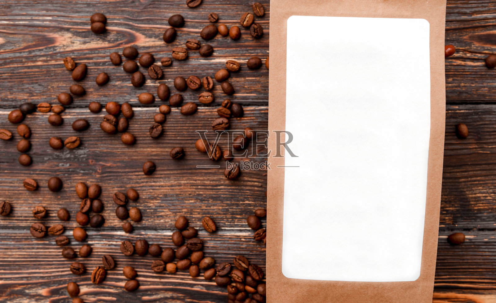 纸工艺品包装在一个木制的背景与咖啡豆照片摄影图片