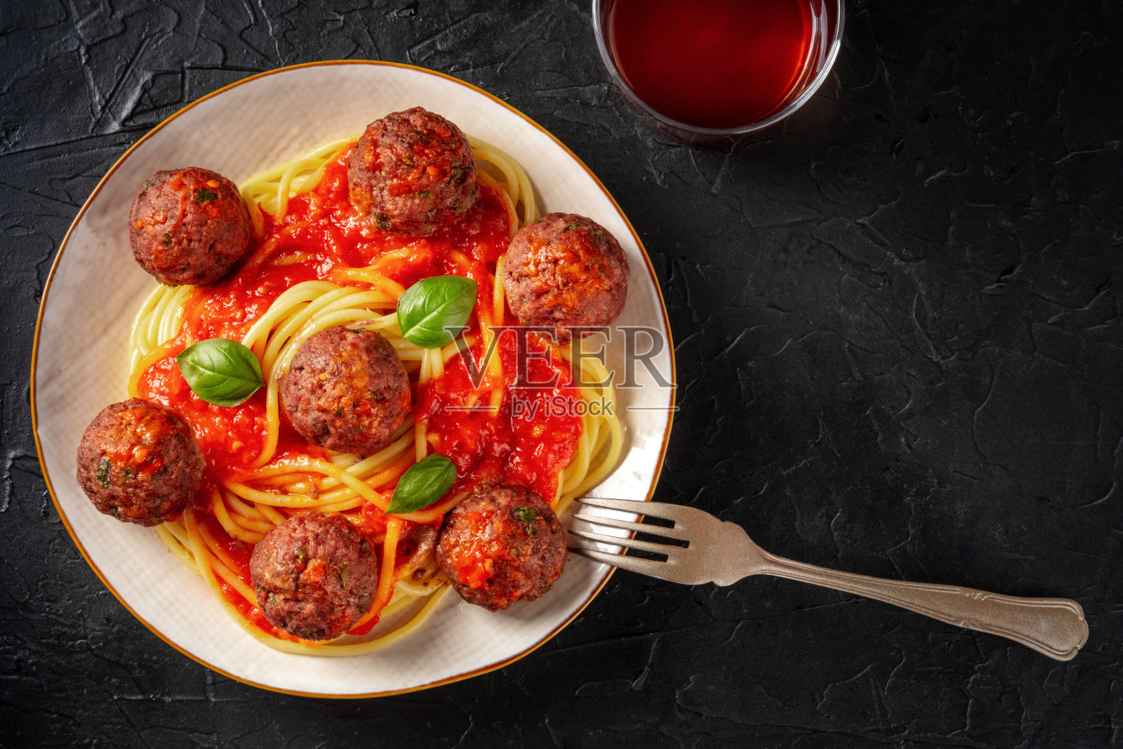 肉丸配意大利面和酒，还有空间，上端照片摄影图片