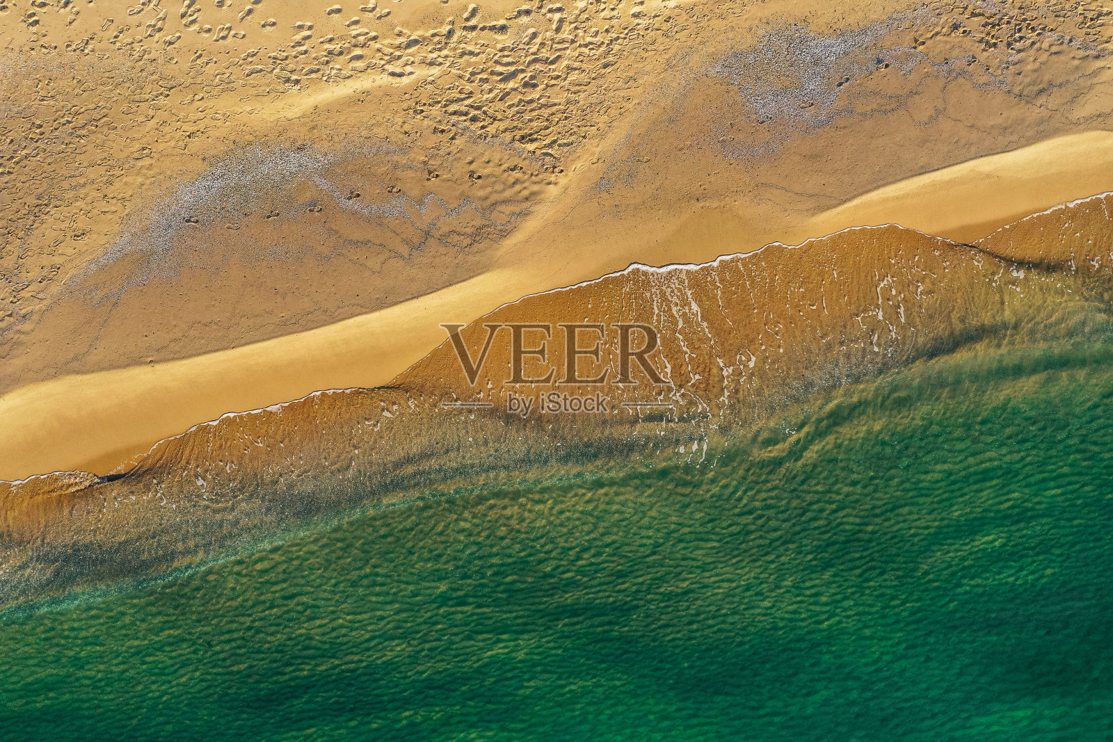 海岸线，俯瞰，海滩背景。海洋表面的海岸，海草在水面上。沙滩上的脚印。照片摄影图片