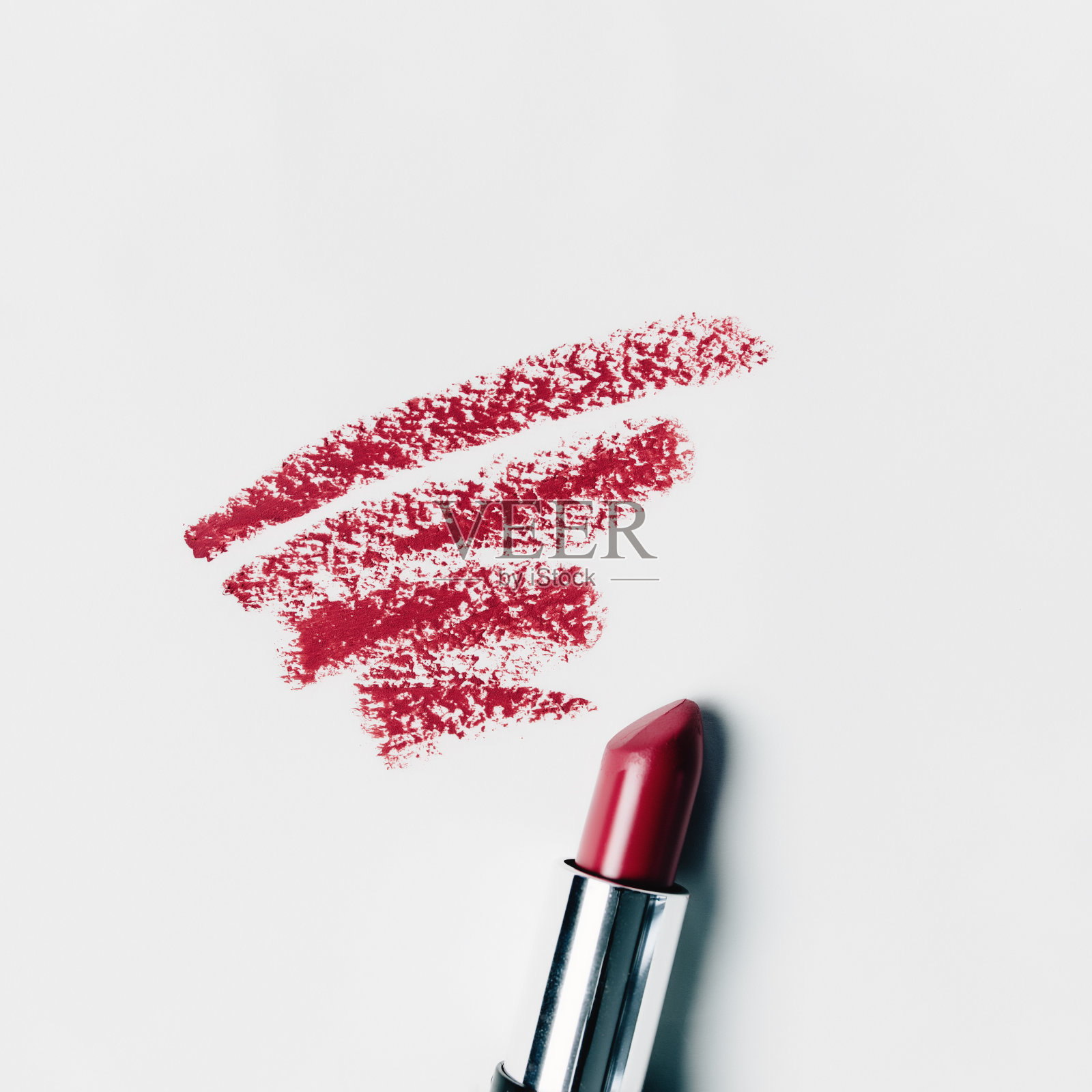 白色的背景上沾上了红色的口红照片摄影图片