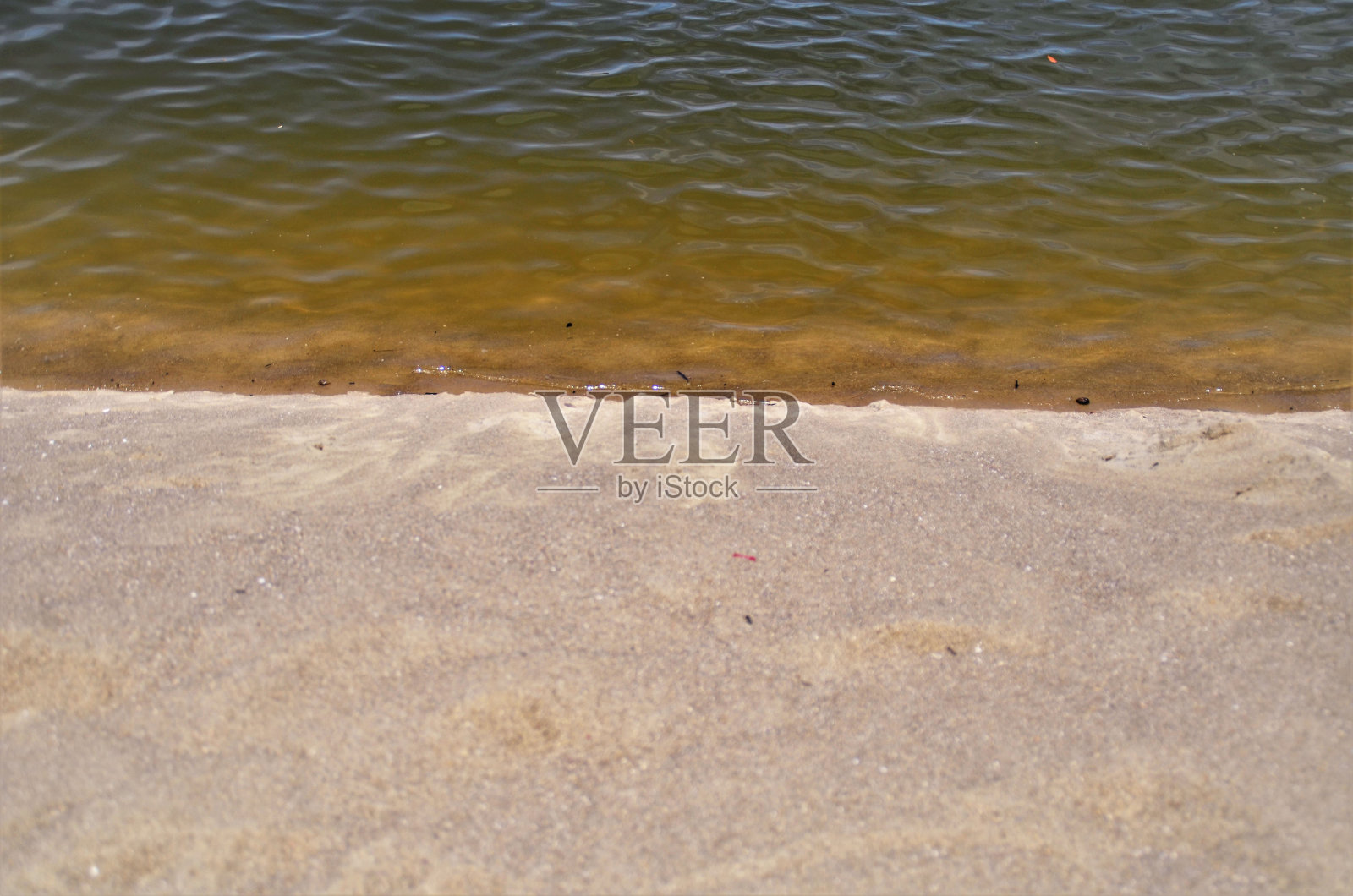 蓝色的泻湖海岸和沙滩照片摄影图片