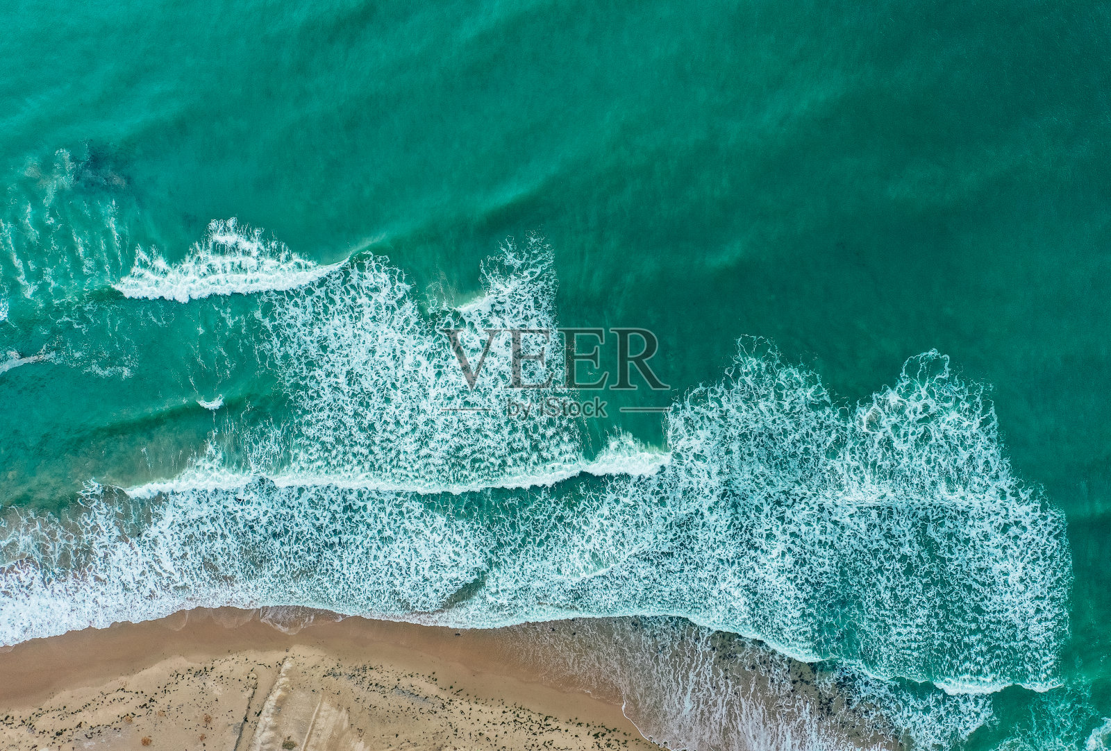 海岸线有大浪，俯瞰，海滩背景。海洋表面的海岸，海草在水面上。照片摄影图片