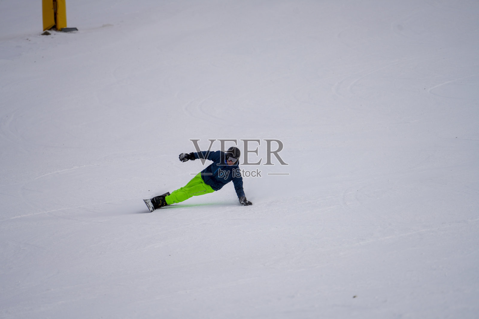 滑雪者在早晨下雪坡照片摄影图片
