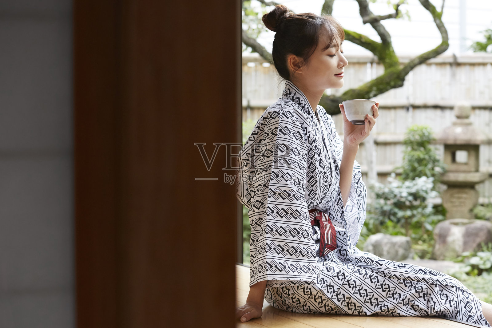 一个年轻的亚洲女人正在日本传统旅馆放松照片摄影图片