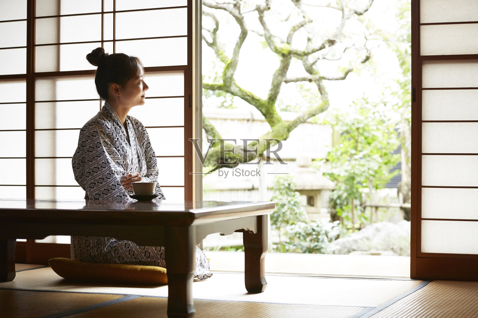 一个年轻的亚洲女人正在日本传统旅馆放松照片摄影图片