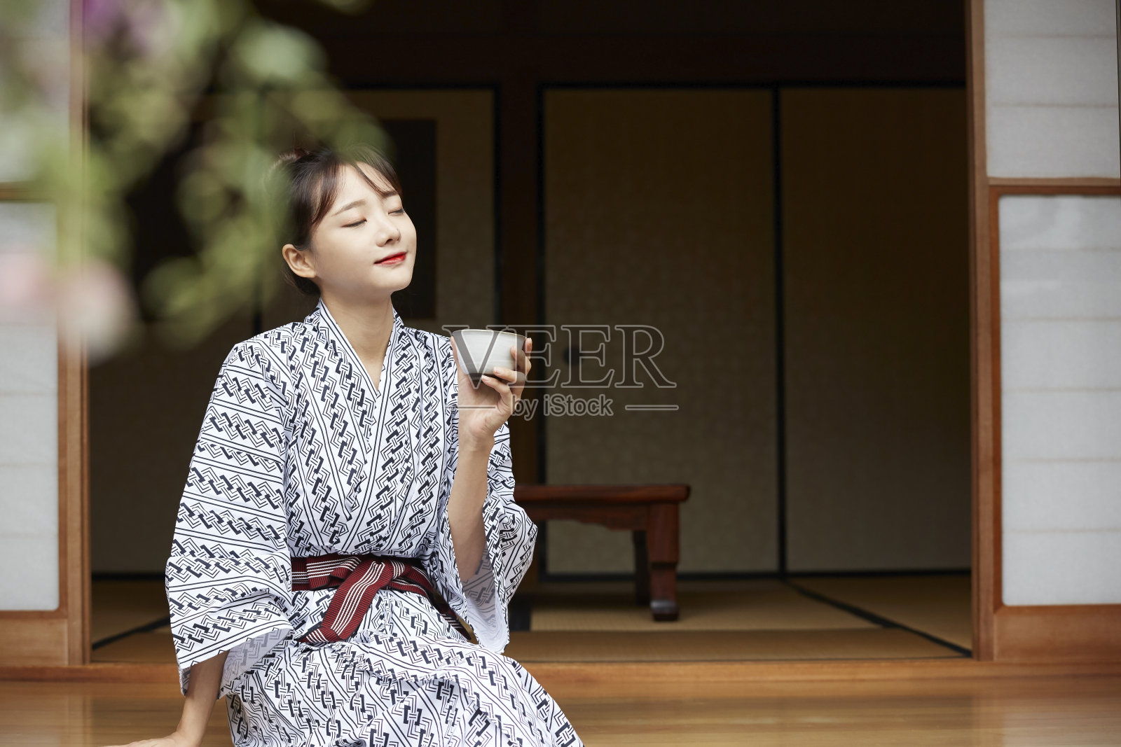 一个年轻的亚洲女人正在日本传统旅馆放松照片摄影图片