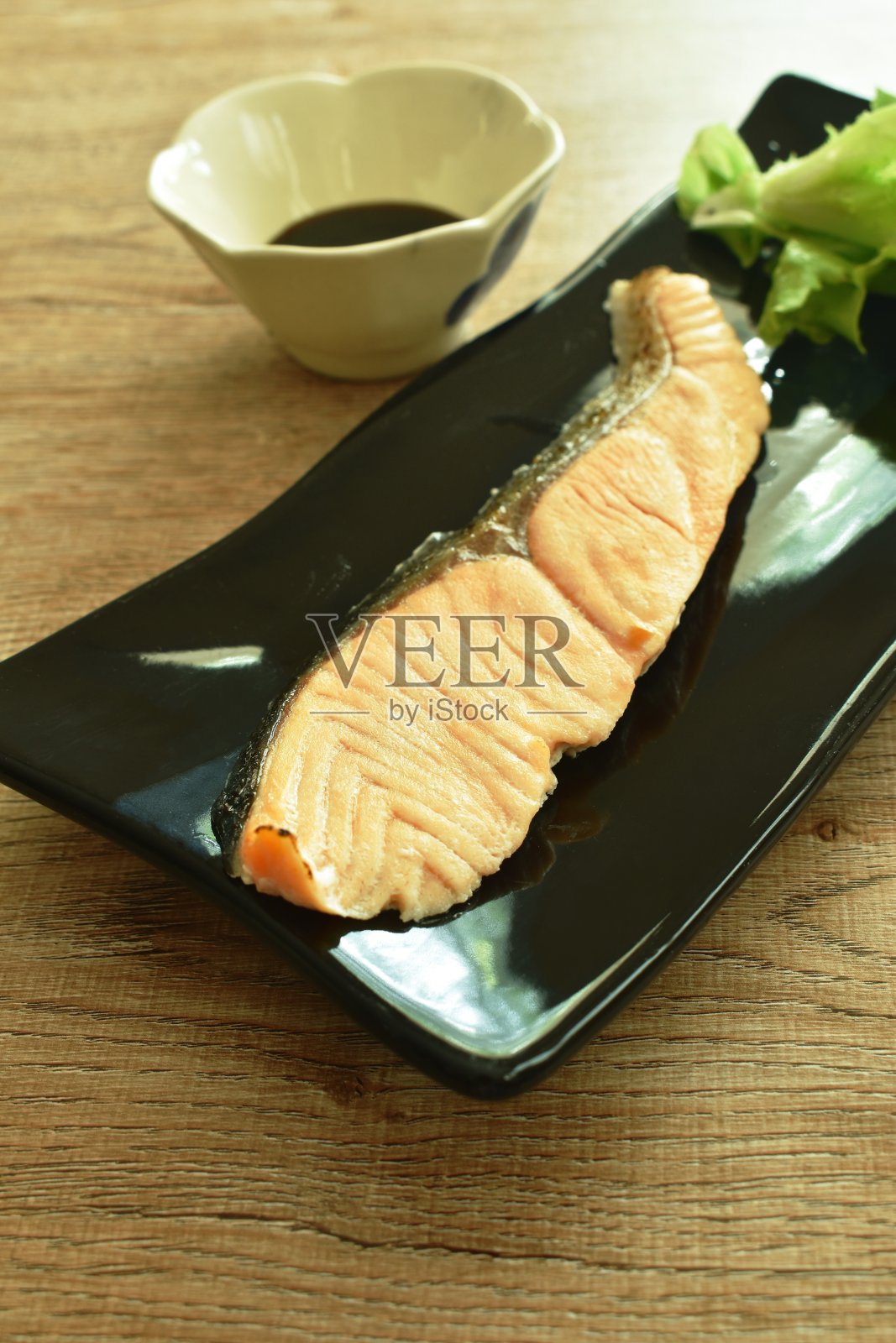 烤三文鱼片配蔬菜蘸甜酱油照片摄影图片