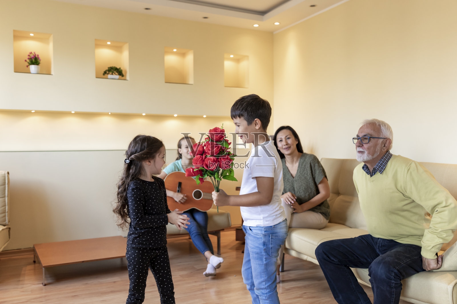 快乐的多代同堂在家里庆祝可爱的小女孩的生日。照片摄影图片