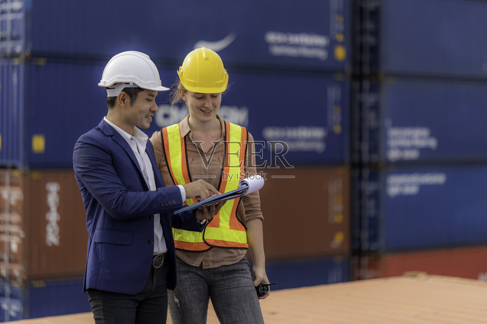 在集装箱堆场工作的工程师团队照片摄影图片