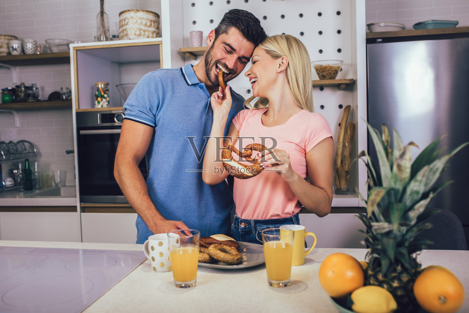 幸福的夫妇一起享受早餐时间在家里。照片摄影图片
