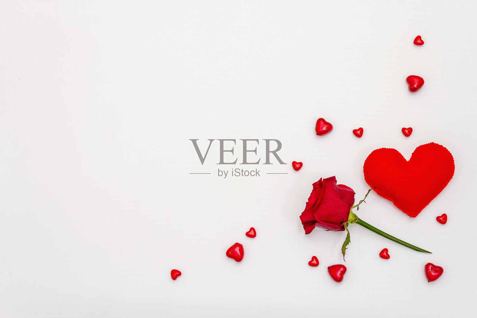 白色背景上孤立的红心照片摄影图片