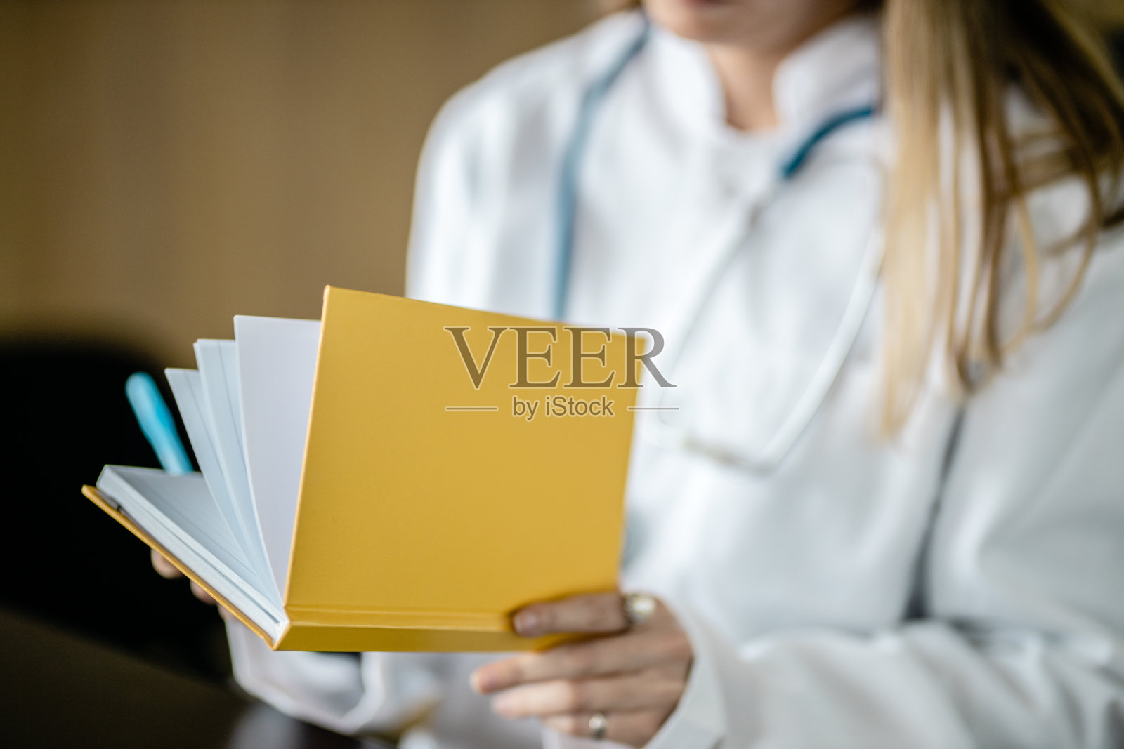 女医生在办公室诊所照片摄影图片