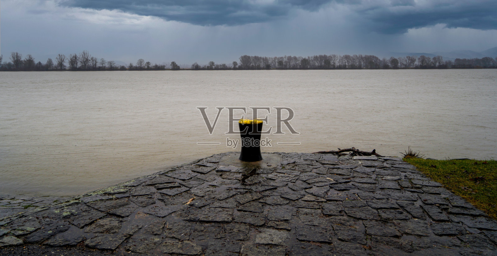 巴伐利亚州雷根斯堡附近盖斯林水闸多瑙河上的洪水照片摄影图片