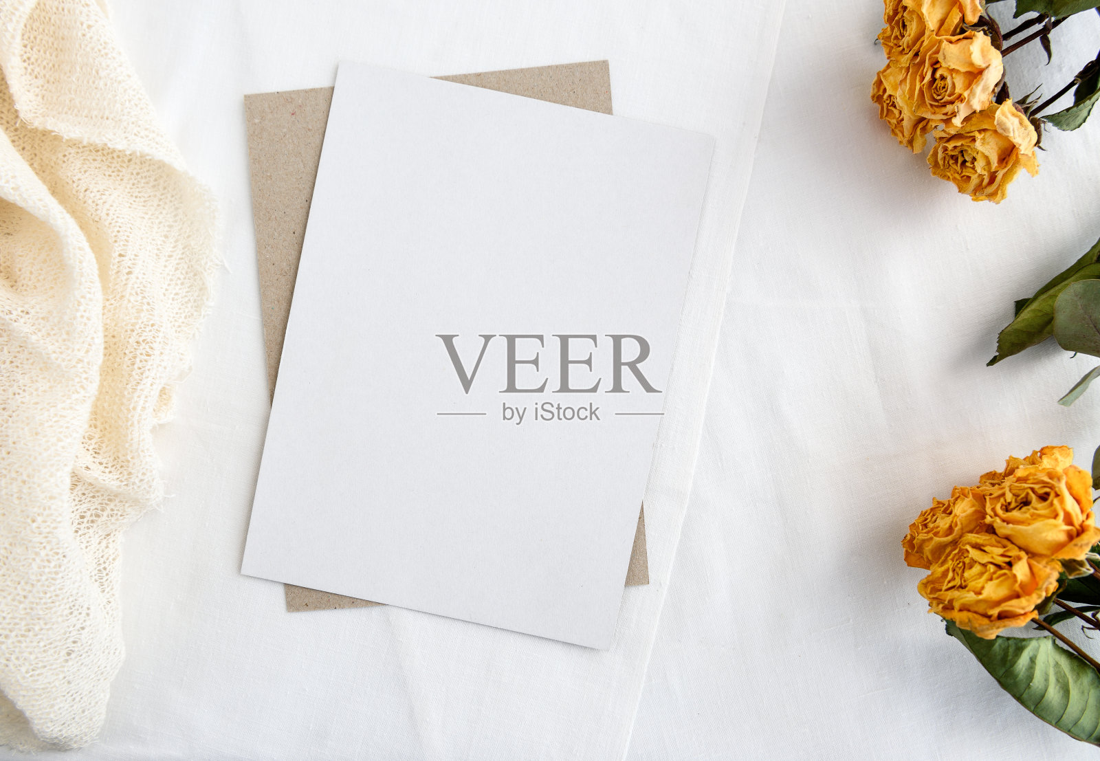 时尚的文具背景-一个白色的卡片，书写和枯枝在白色的桌子上。婚礼的背景。照片摄影图片