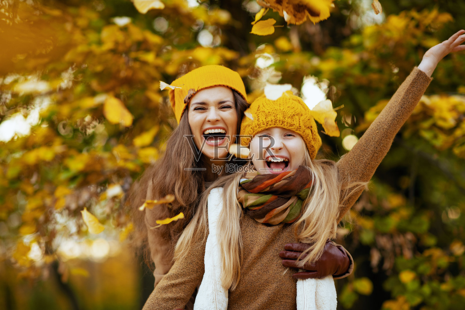 微笑的现代母亲和孩子有乐趣的时间照片摄影图片