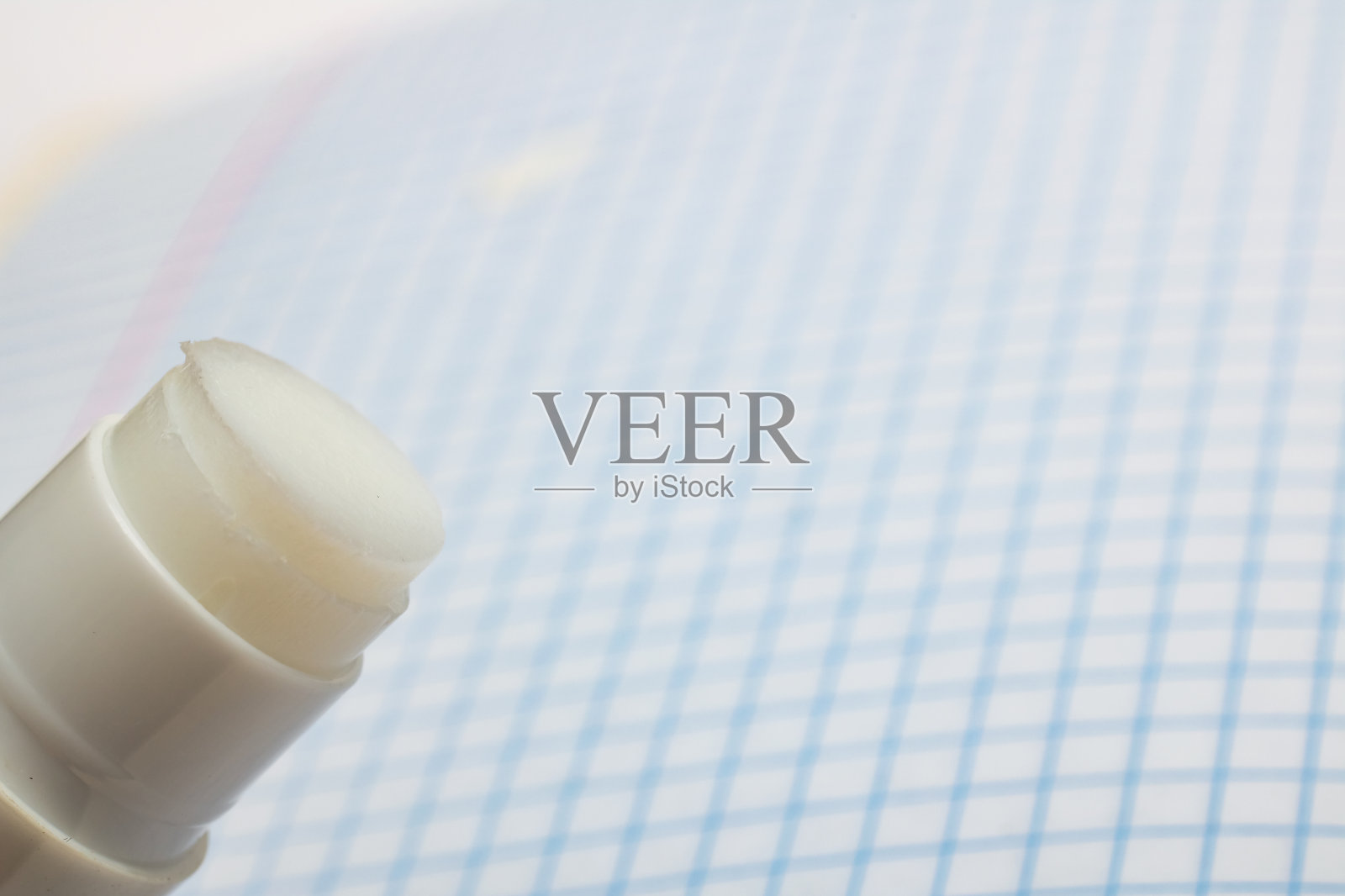 用胶水把一张笔记本的底色粘上照片摄影图片