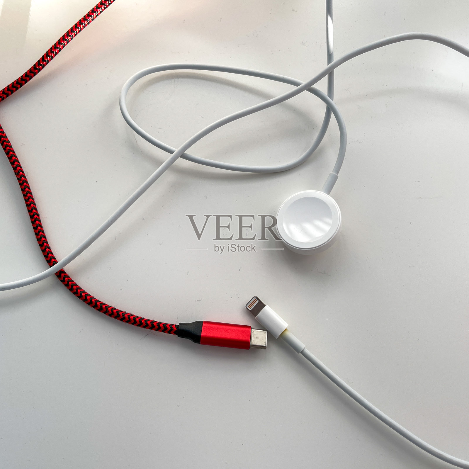 Usb、手表和手机充电线在白色背景下照片摄影图片