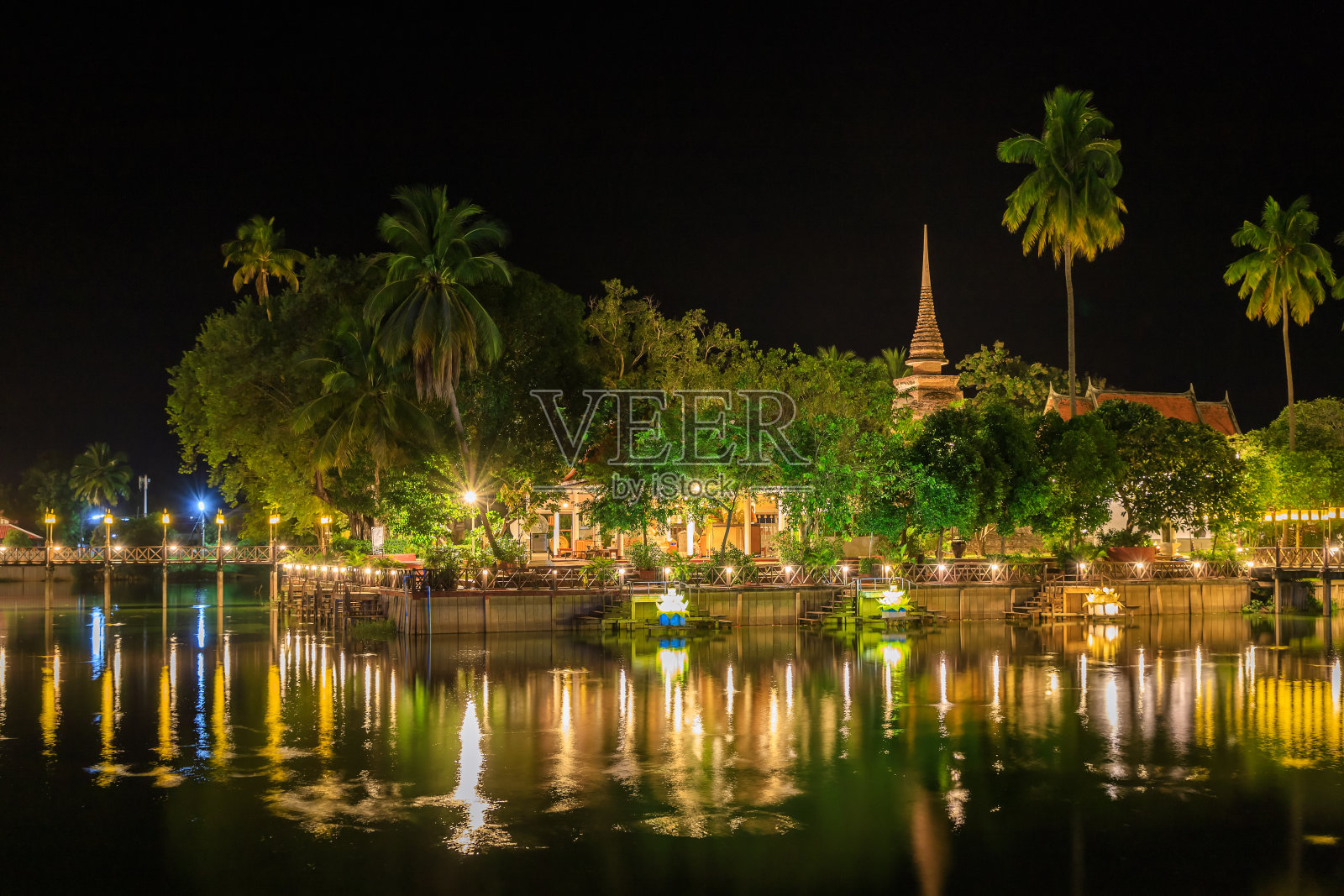 泰国素可泰，塔和寺院建筑群Wat Traphang Thong寺夜间木桥和倒影，素可泰照片摄影图片