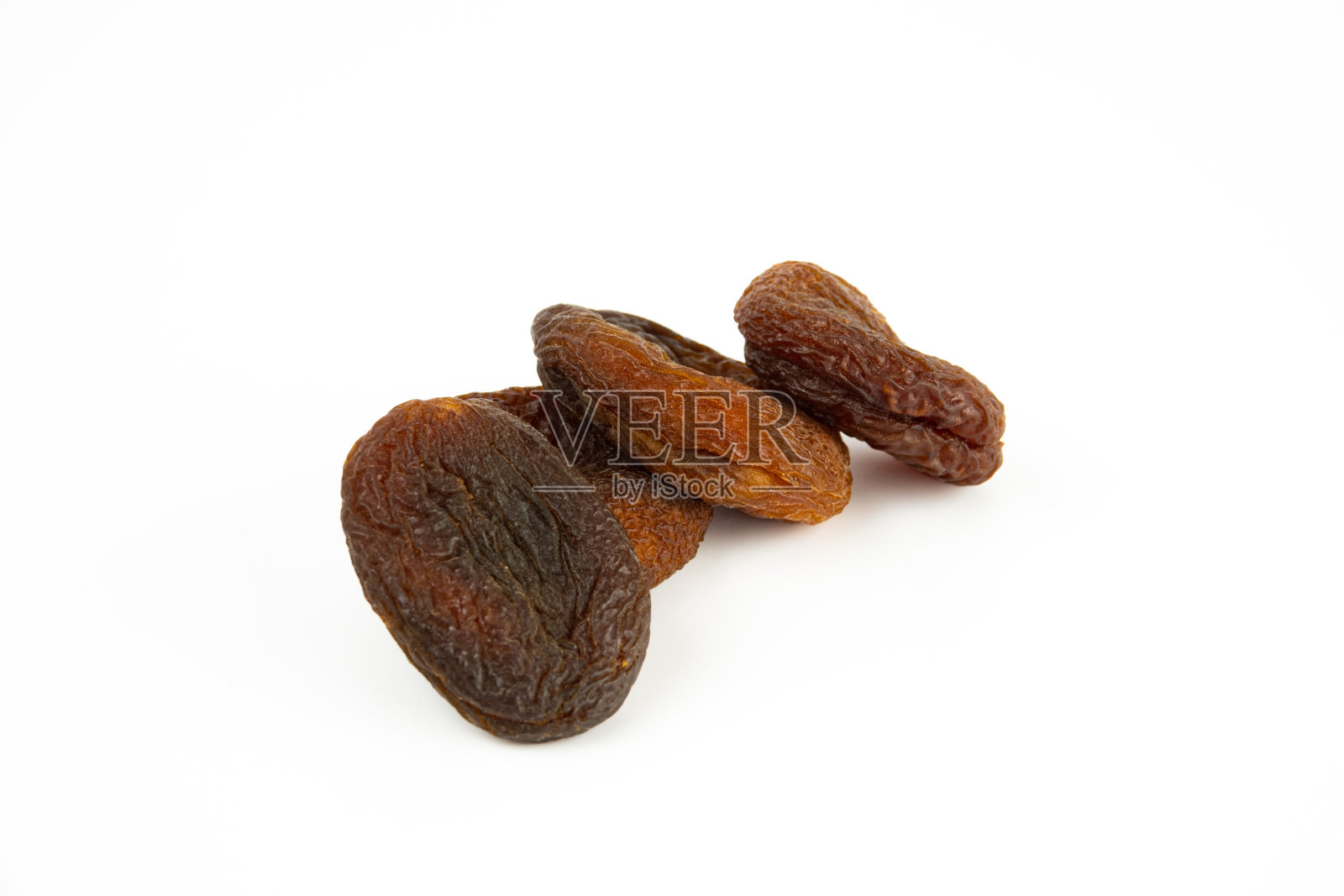 自然晒干的杏孤立在白色的背景。照片摄影图片