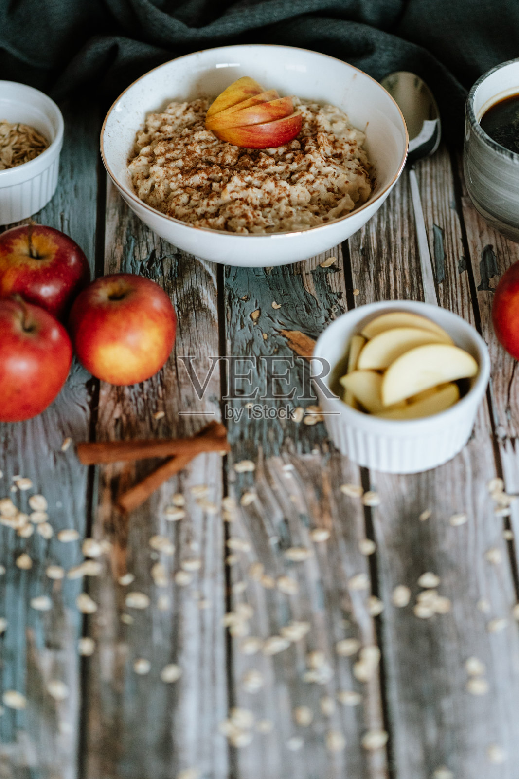 一碗粥配苹果和桂皮，食物静物，健康早餐照片摄影图片