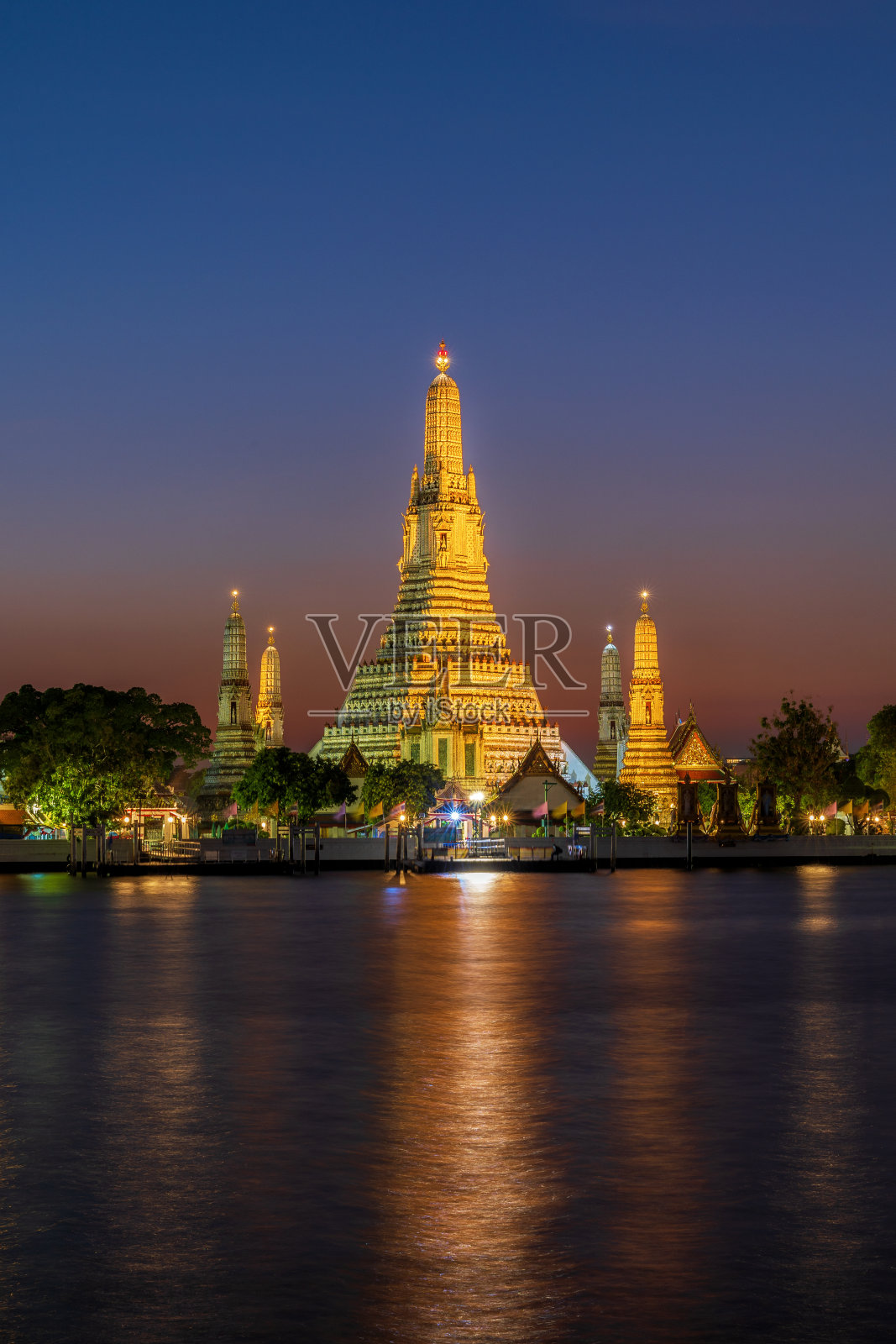 Wat Arun或寺庙的黎明是一个旅游目的地和泰国曼谷的历史地标。照片摄影图片