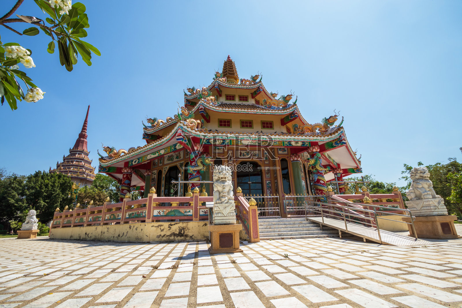 寺是一座美丽的寺庙，是泰国昂通省的一个主要旅游景点。照片摄影图片