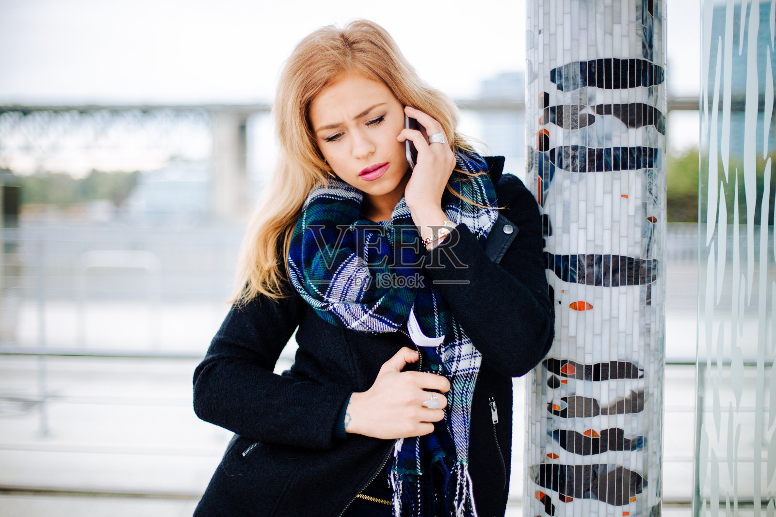 在繁忙的城市里等公共汽车的女人照片摄影图片