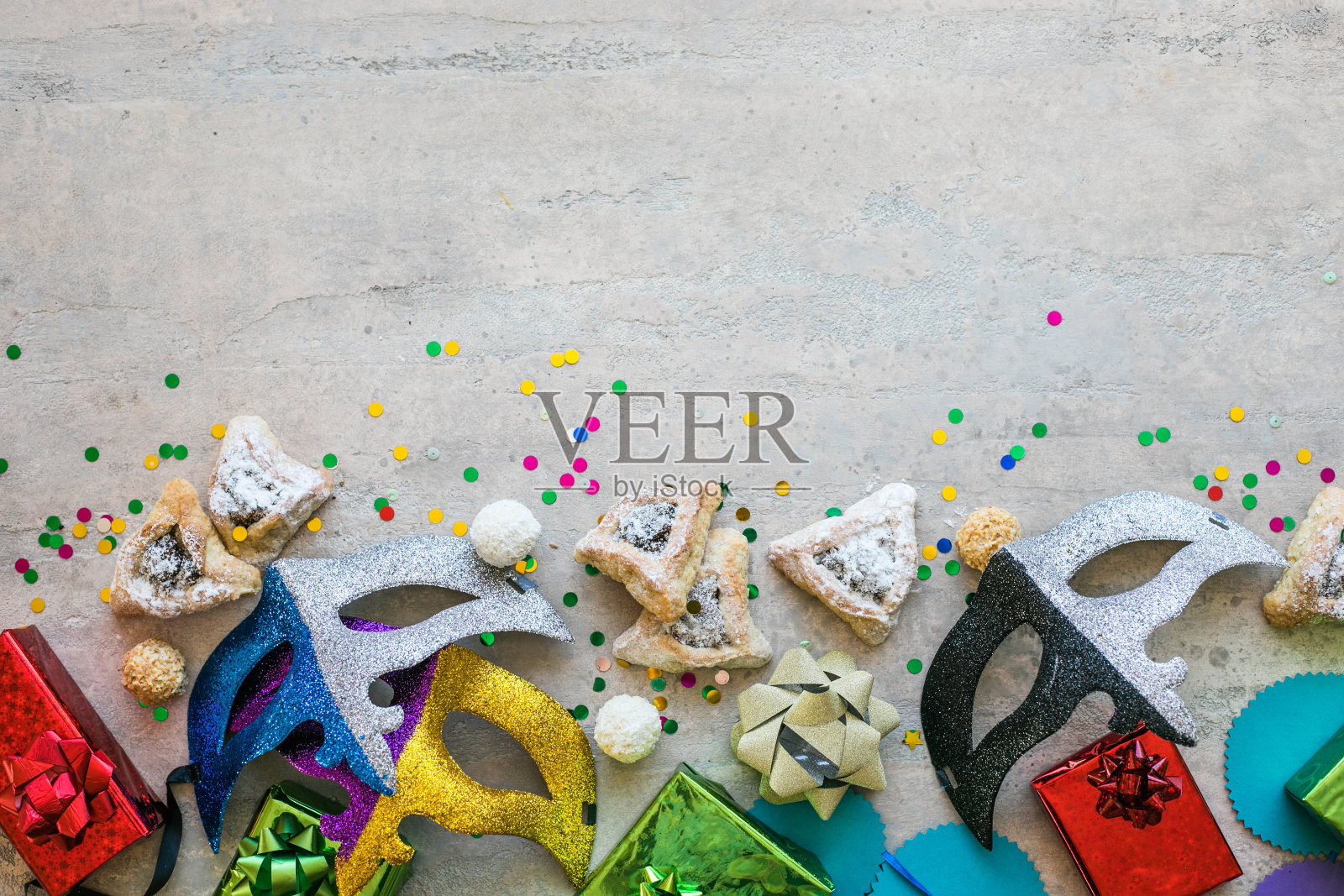 普林节庆祝概念(犹太狂欢节假日)上的白色背景，俯视图，拷贝空间。平躺着，放着哈曼塔辛饼干和普林节面具。照片摄影图片