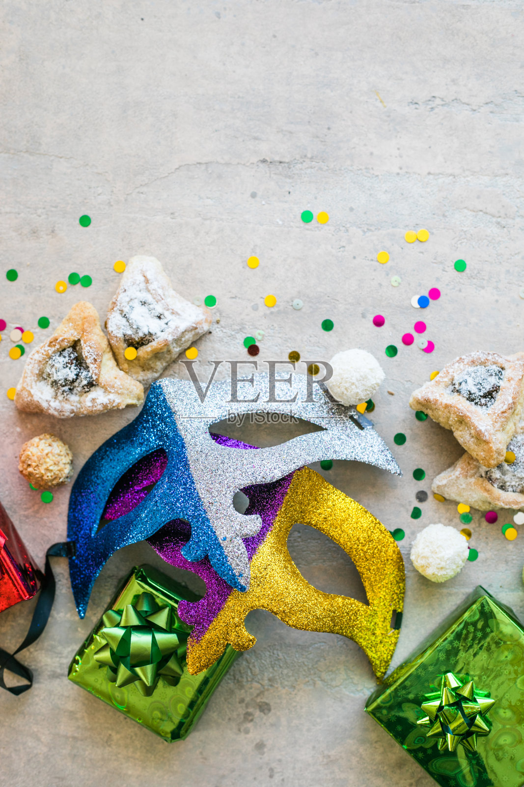 普林节庆祝概念(犹太狂欢节假日)上的白色背景，俯视图，拷贝空间。平躺着，放着哈曼塔辛饼干和普林节面具。照片摄影图片